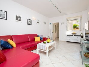 TV - Großes Ferienhaus mit Terrasse und Garten by Interhome (Zaton)