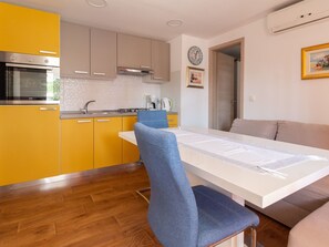 Frigorifero, forno, lavastoviglie, pentole/stoviglie/utensili