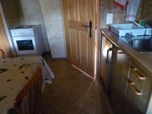 Kjøleskap, ovn og kjøkkenutstyr