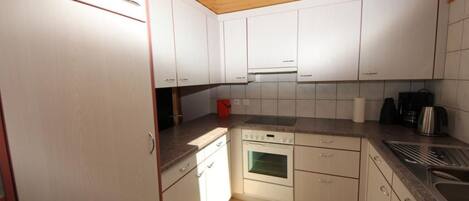 Kühlschrank, Ofen, Geschirrspüler, Kochgeschirr/Geschirr/Besteck