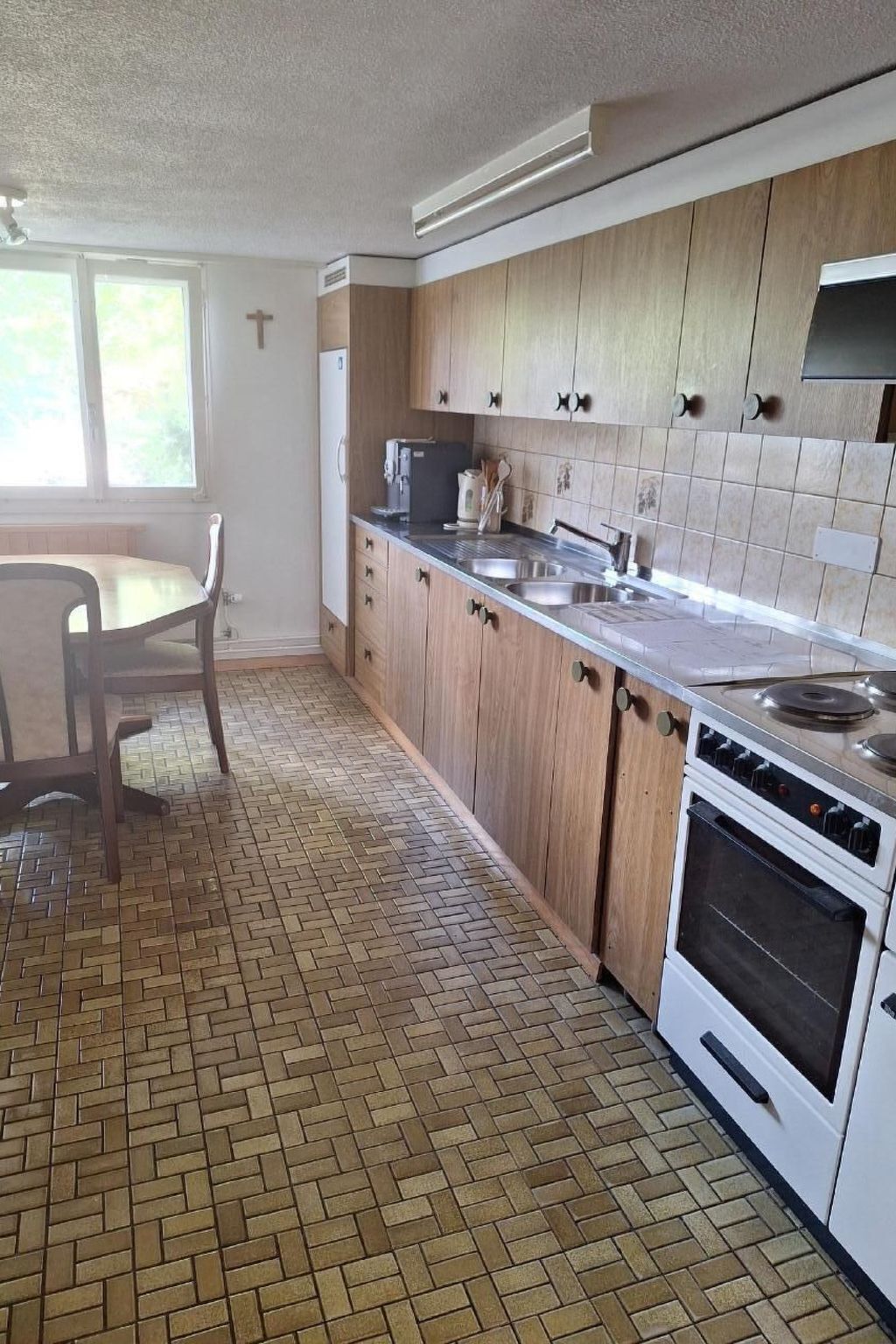 Kylskåp, mikrovågsugn, ugn och grytor/köksredskap