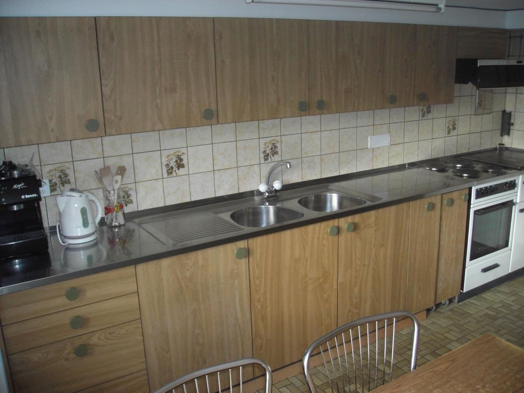 Køleskab, mikrobølgeovn, ovn, køkkentøj/tallerkener/redskaber