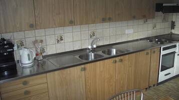 Køleskab, mikrobølgeovn, ovn, køkkentøj/tallerkener/redskaber