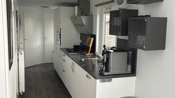 Een koelkast, een magnetron, een oven, een vaatwasser
