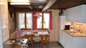 Kylskåp, ugn, diskmaskin och grytor/köksredskap