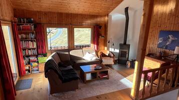 Fernseher, Kamin, DVD-Player