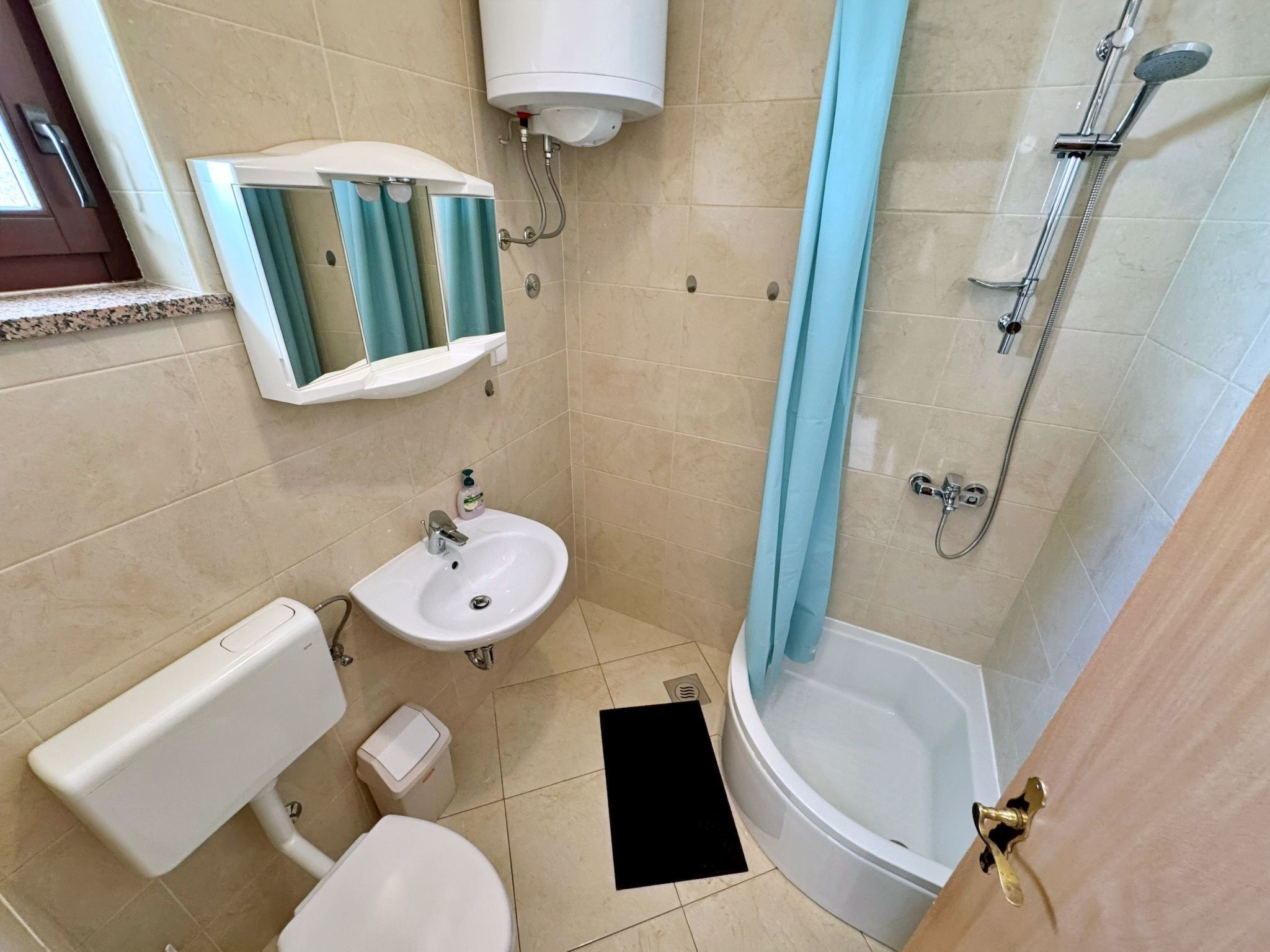 A bathroom with a toilet, sink, and bathtub.