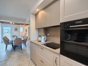 Kühlschrank, Ofen, Geschirrspüler, Kochgeschirr/Geschirr/Besteck