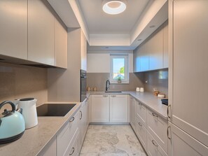 Kühlschrank, Ofen, Geschirrspüler, Kochgeschirr/Geschirr/Besteck