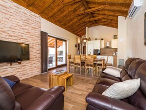 TV - Ferienvilla Roko mit beheiztem Pool by Interhome (Posedarje)