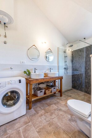 Free toiletries, towels - Island Getaway Heritage House by Interhome (Mirca)