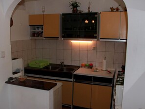 Kühlschrank, Mikrowelle, Kochgeschirr/Geschirr/Besteck
