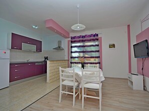 Fridge, microwave, oven, dishwasher - Komfortable, modern eingerichtete Wohnung by Interhome (Šibenik)