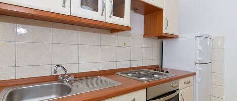 Kjøleskap, ovn og kjøkkenutstyr