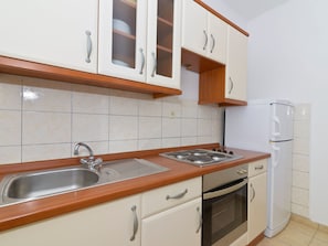 Fridge, oven, cookware/dishes/utensils - Wohnung "Martina S 1" by Interhome (Srima)