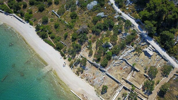 An aerial view of a coastal archaeological site with ruins and a beach. - Strandappartement Ana mit Meerblick, Garten, Grillplatz by Interhome (Dragišina)