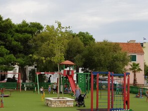 Children’s area - Strandappartement Ana mit Meerblick, Garten, Grillplatz by Interhome (Dragišina)