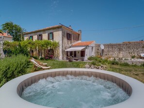 Outdoor spa tub - in Osor mit Privatem Pool by Interhome (Cres/Osor)