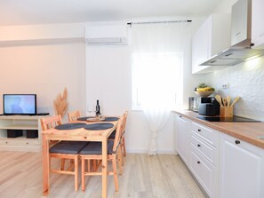 Dining - Wohnung mit Garage by Interhome (Krneza)