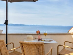 Outdoor dining - Villa Margitta mit Pool, Tennisplatz und Meerblick by Interhome (Drašnice)