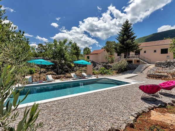 A heated pool - in Rašćane mit Beheiztem Pool by Interhome (Zupa)