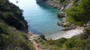 A coastal landscape with rocky terrain and a clear blue sea. - Kleines Steinhaus in einem ruhigen Ort auf der Insel Solta by Interhome (Gornje Selo)