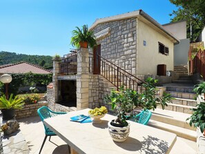 Outdoor dining - Kleines Steinhaus in einem ruhigen Ort auf der Insel Solta by Interhome (Gornje Selo)