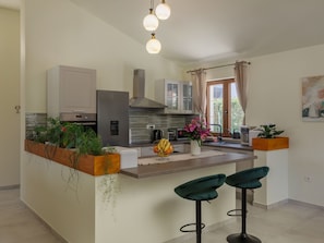 Kühlschrank, Mikrowelle, Ofen, Geschirrspüler