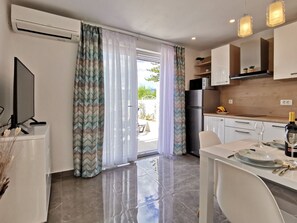 Fridge, microwave, dishwasher, cookware/dishes/utensils - Studio Apartment More by Interhome (Krk/Šilo)