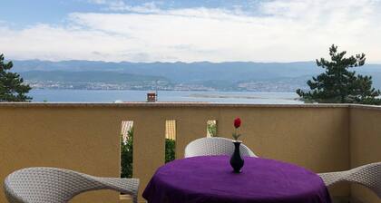 mit grünem Garten und Meerblick by Interhome