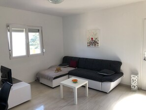 TV - mit grünem Garten und Meerblick by Interhome (Krk/Šilo)