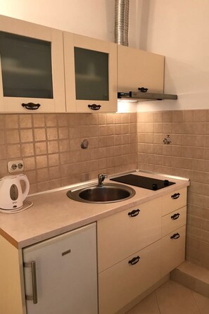 Kühlschrank, Kochgeschirr/Geschirr/Besteck