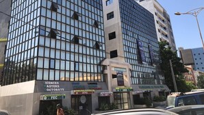 A modern building with multiple signs indicating various educational institutions and services, including a university, a management school, and a medical school. - Sweet Urban Teranga: Very well located apartment. Near the corniche, the center (Dakar)