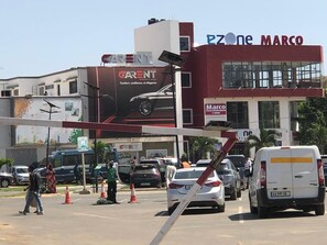 Parking - Sweet Urban Teranga: Very well located apartment. Near the corniche, the center (Dakar)