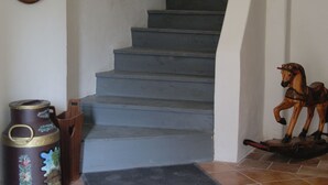 Un escalier orné d’une sculpture équestre en bois à sa base.