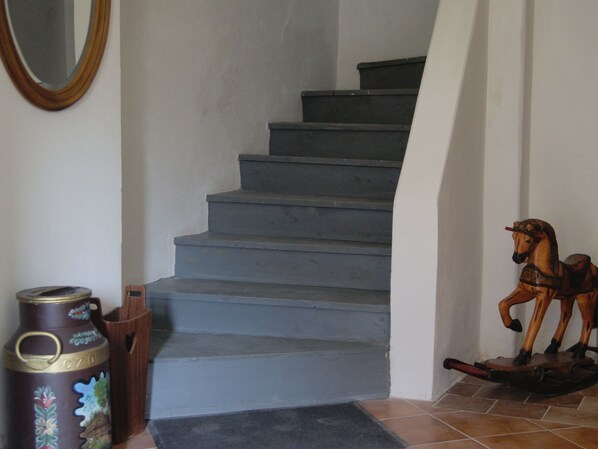 Un escalier orné d’une sculpture équestre en bois à sa base.