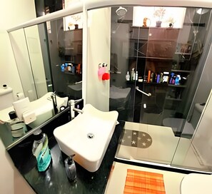 Phòng đôi | Phòng tắm | Máy sấy tóc, khăn tắm, xà phòng, dầu gội 
