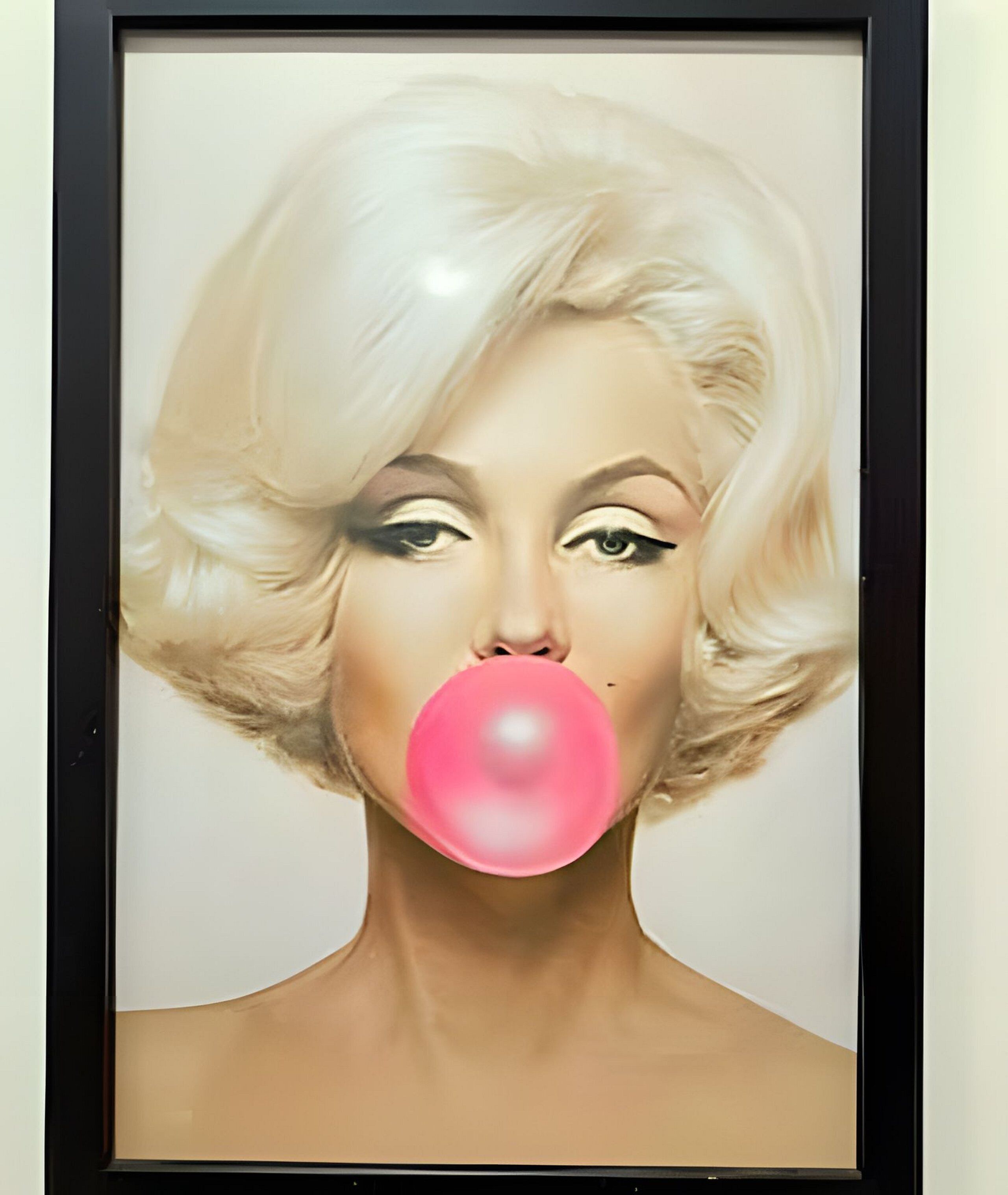 Um retrato emoldurado de uma pessoa com uma bolha de chiclete rosa.