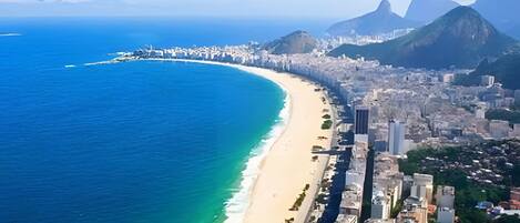 Habitación doble | Playa | Playa en los alrededores y 20 bares en la playa