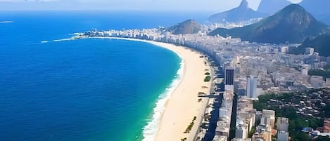 Habitación doble | Playa | Ubicación cercana a la playa y 20 bares en la playa