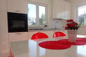 Kühlschrank, Mikrowelle, Ofen, Geschirrspüler