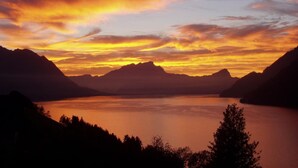 Vuoristomaisema, jossa on järvi ja auringonlasku.
