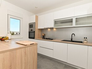 Een koelkast, een magnetron, een oven, een vaatwasser