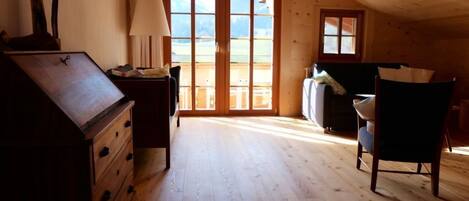 Televisión y chimenea