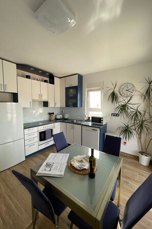 Fridge, microwave, oven, dishwasher - Wohnung mit Blick auf das Wasser by Interhome (Trogir)