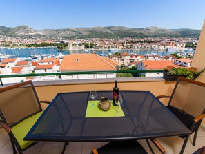Outdoor dining - Wohnung mit Blick auf das Wasser by Interhome (Trogir)
