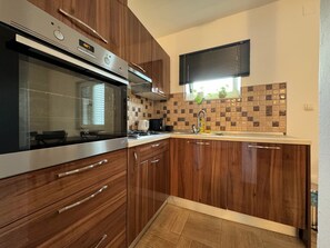 Fridge, oven, dishwasher, cookware/dishes/utensils - Gemütliche Wohnung Crno by Interhome (Crno)