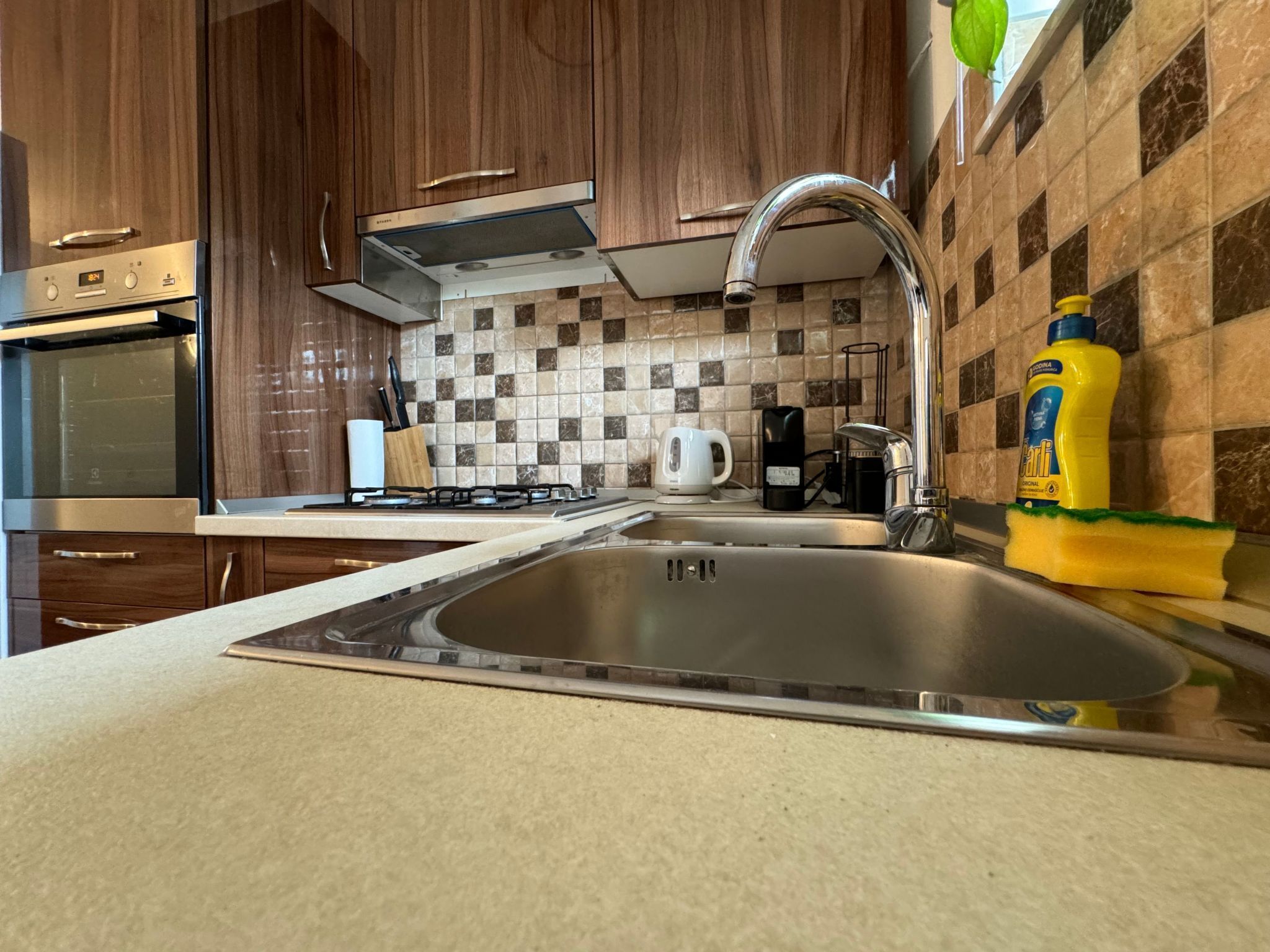 Kjøleskap, ovn, oppvaskmaskin og kjøkkenutstyr