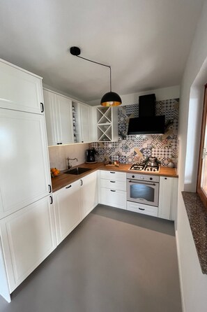 Refrigerador, horno, lavavajillas y utensilios de cocina 