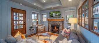 Little Falls Bungalow - Downtown Brevard NC Lumberyard District